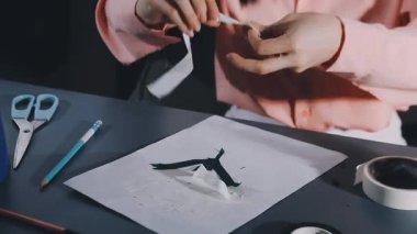 Kağıt üzerine çizim sanatçı