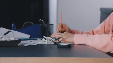 Ofiste çalışan kadın.