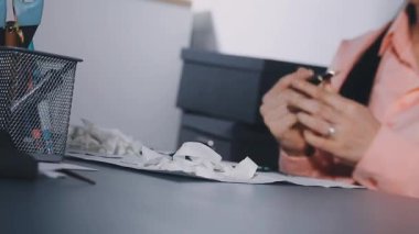 ofiste genç iş kadını