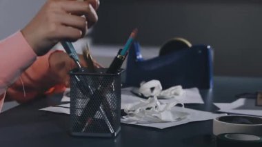 Not defterine yazan kadını kapat