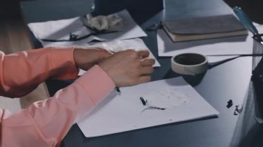 Kağıt üzerinde resim yapan kadın