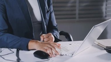 Ofisteki genç adam.