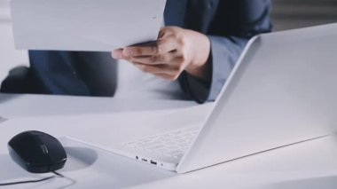 İş adamı dizüstü bilgisayarla çalışıyor