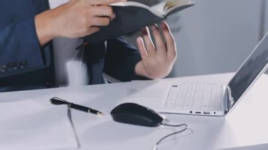 Dizüstü bilgisayarda çalışan iş adamı