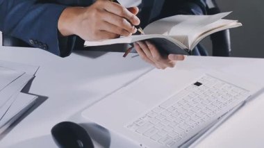 Modern ofiste çalışan iş adamları