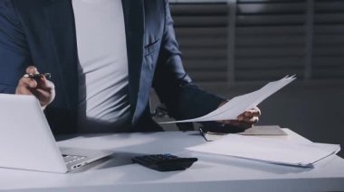 Ofiste çalışan iş adamı