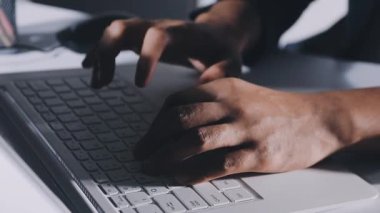 Ofiste dizüstü bilgisayar kullanan bir iş adamı