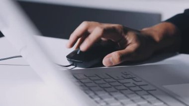 Modern ofiste çalışan iş adamı.