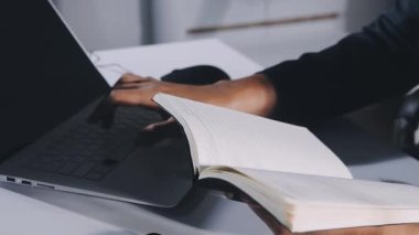 Ofiste not defterine yazan iş adamı..