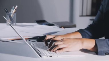 Evde dizüstü bilgisayar kullanan bir adam