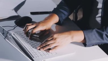 tipik dizüstü klavye üzerinde işadamı