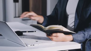 Modern ofisinde çalışan genç adam