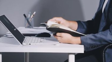 Ofiste bilgisayarla çalışan iş adamı