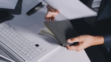 genç adam ofis dizüstü ile çalışma.