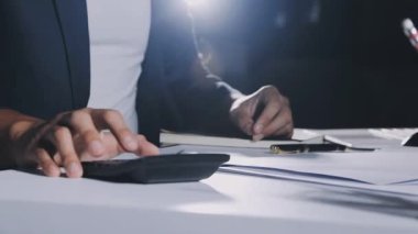 Dizüstü bilgisayar kullanma office iş adamları.