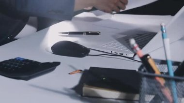 İşadamı ofisinde yazıyor..