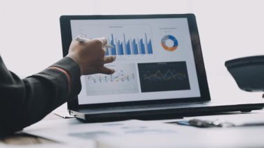 Dizüstü bilgisayarda çalışan iş adamları