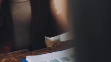 İş adamı hesap makinesi kullanıyor