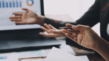 İş ekibi toplantısı ve modern ofiste yeni proje tartışması