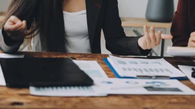 Ofis masa başında çalışan iş kadın.