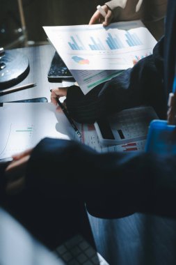 Görüşme odasında iş arkadaşıyla birlikte çalışan Asyalı iş kadını.