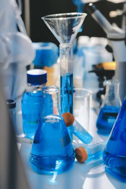 Klinik laboratuvarında çalışan araştırmacılar.