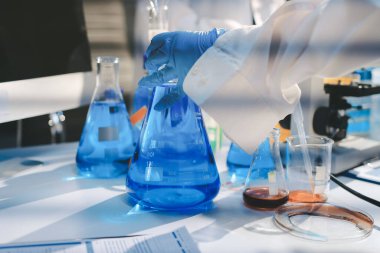 Klinik laboratuvarında çalışan araştırmacılar.