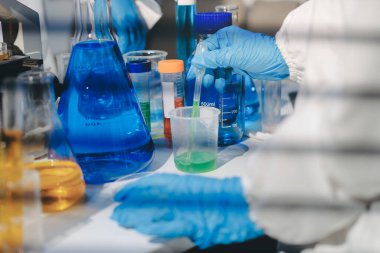 Klinik laboratuvarında çalışan araştırmacılar.