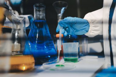 Klinik laboratuvarında çalışan araştırmacılar.