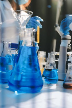 Klinik laboratuvarında çalışan araştırmacılar.