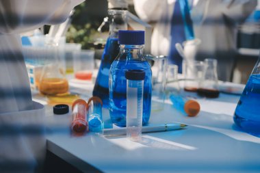 Klinik laboratuvarında çalışan araştırmacılar.