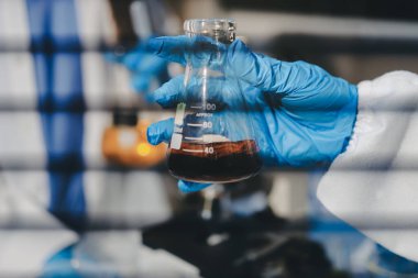 Klinik laboratuvarında çalışan araştırmacılar.