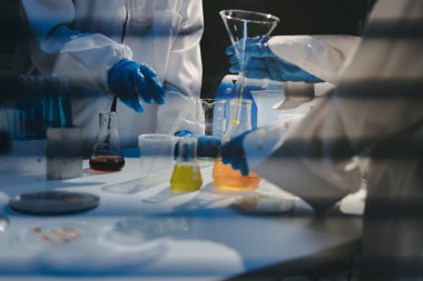 Klinik laboratuvarında çalışan araştırmacılar.