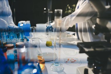 Klinik laboratuvarında çalışan araştırmacılar.