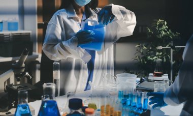 Klinik laboratuvarında çalışan araştırmacılar.