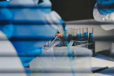 Klinik laboratuvarında çalışan araştırmacılar.