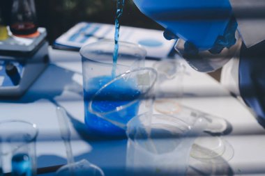 Klinik laboratuvarında çalışan araştırmacılar.