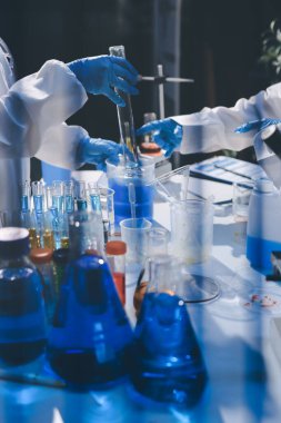 Klinik laboratuvarında çalışan araştırmacılar.