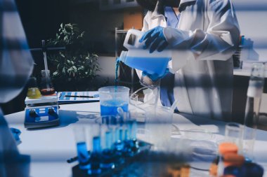 Klinik laboratuvarında çalışan araştırmacılar.