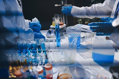 Klinik laboratuvarında çalışan araştırmacılar.