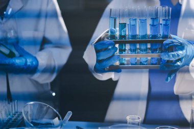 Klinik laboratuvarında çalışan araştırmacılar.