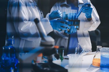 Klinik laboratuvarında çalışan araştırmacılar.