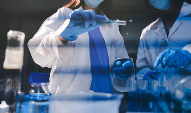 Klinik laboratuvarında çalışan araştırmacılar.