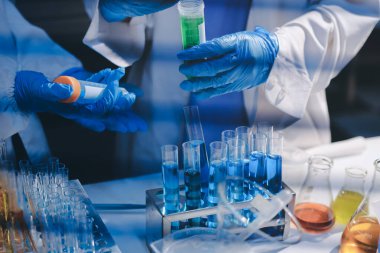 Klinik laboratuvarında çalışan araştırmacılar.