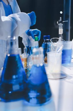 Klinik laboratuvarında çalışan araştırmacılar.