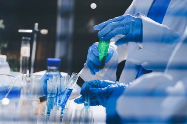 Klinik laboratuvarında çalışan araştırmacılar.