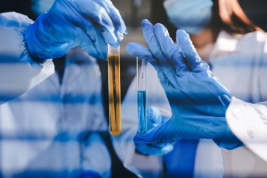 Klinik laboratuvarında çalışan araştırmacılar.