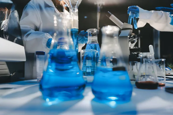 Klinik laboratuvarında çalışan araştırmacılar.