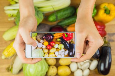 Taze organik sebze fotoğraf rustik ahşap masa, üstten görünüm çekici. Düz Fotoğraf çekme eller Close-up yörede yetiştirilen doğal vegan gıda yatıyordu