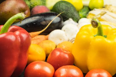 Taze organik biber, domates ve diğer sebze yakından görmek. Yerel olarak yetiştirilen masaya döşeme doğal vegan gıda.